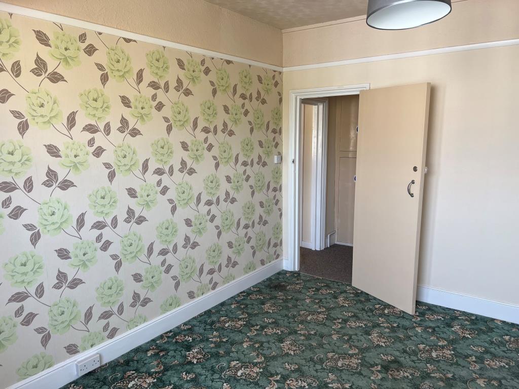 Lot: 85 - TOWN CENTRE SIX-BEDROOM HOUSE WITH POTENTIAL - A bedroom on the first floor